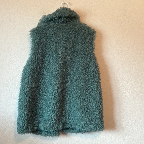 UGG Tammie warm fuzzy vest NWOT - Picture 8 of 14